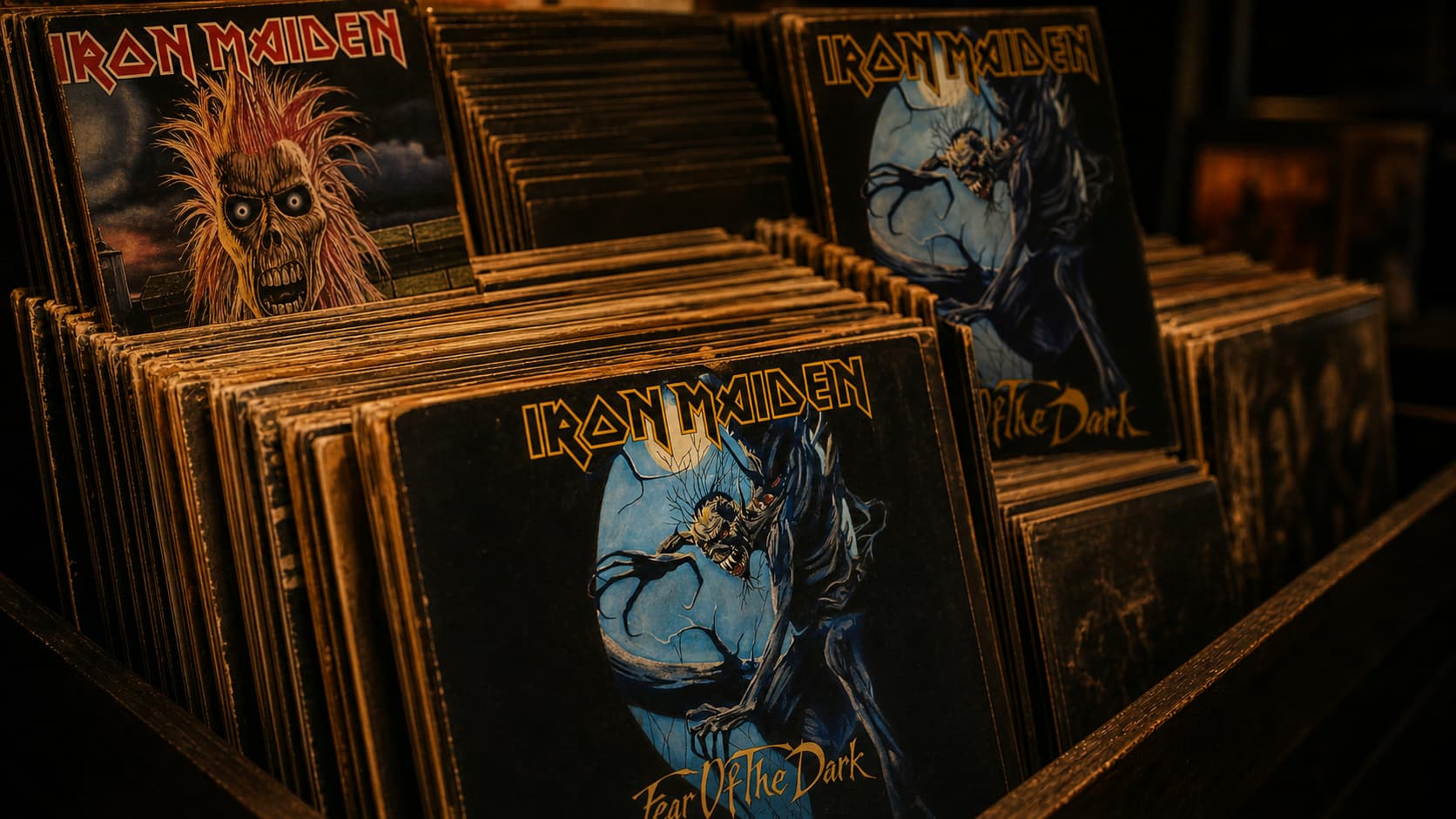 Bac de disquaire rempli de vinyles de heavy metal sous &eacute;clairage ambr&eacute;