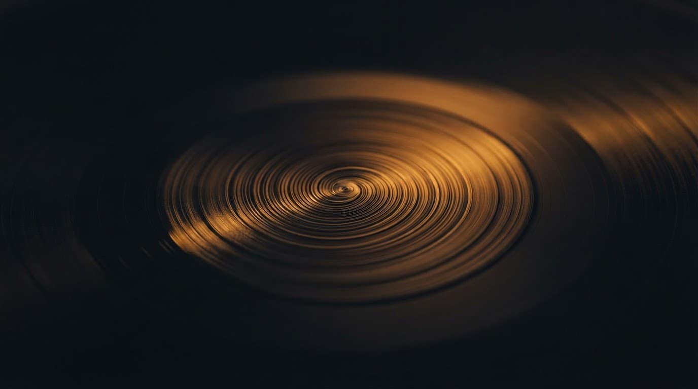 Gros plan sur la surface d'un vinyle japonais montrant des sillons d'une netteté exceptionnelle sous une lumière ambrée